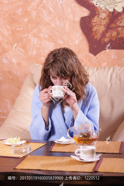 女孩喝茶