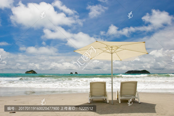 海灘上的兩把椅子