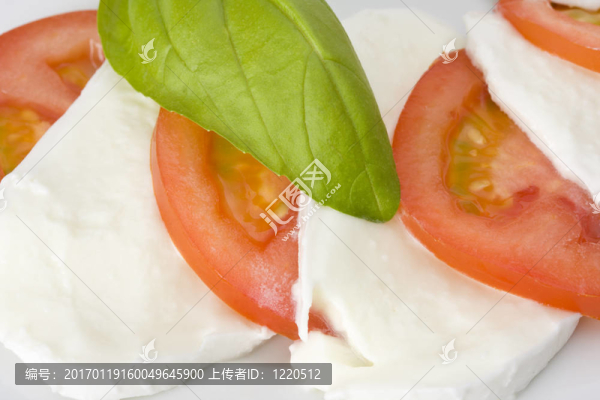 卡普雷塞沙拉：番茄；鉬