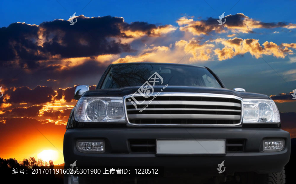 在陰沉多云的天空會越野車