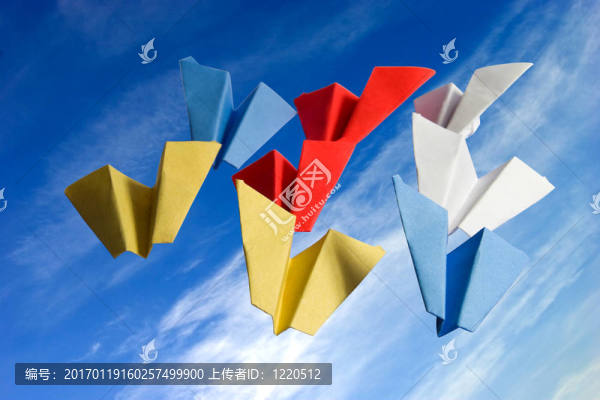 摘要origame紙飛機在多云的天空背景