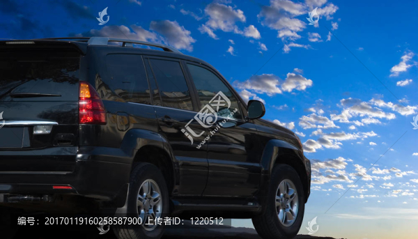 可能越野車在亮陰沉沉的天空