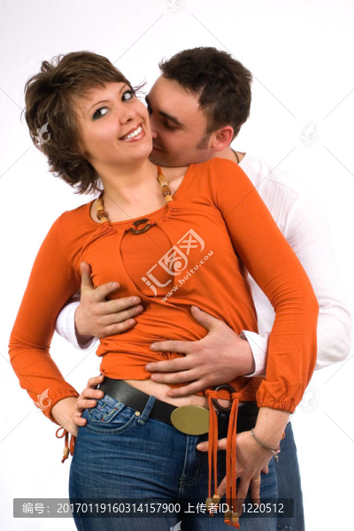 年輕快樂的已婚夫婦跳情色舞蹈