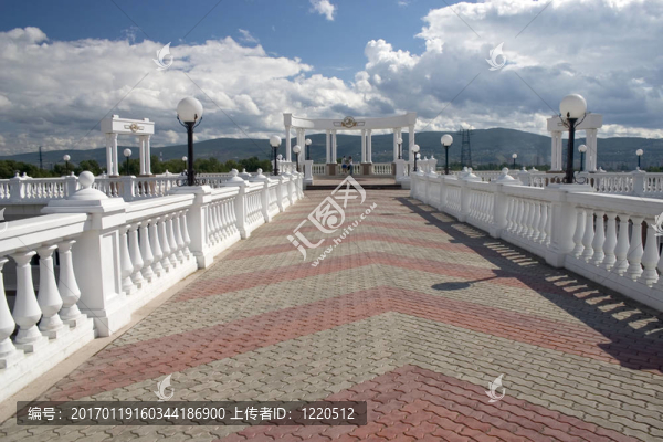 有白色柱子的陽(yáng)臺(tái)。