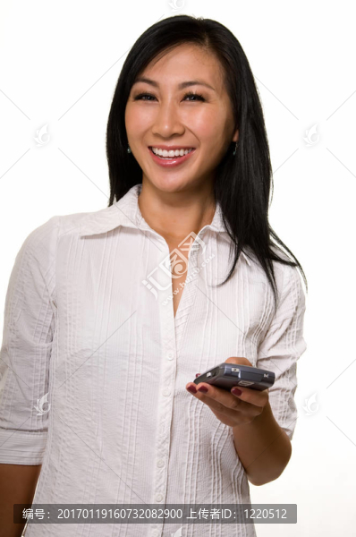 微笑的黑發(fā)女人