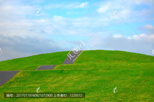 多云天空下的草地