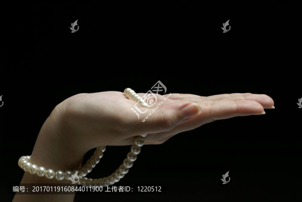 珍珠與女性手