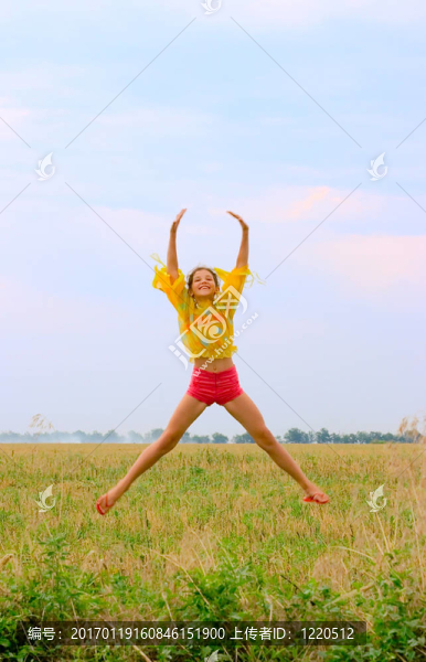 美少女跳起自然