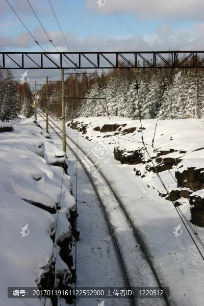 巖石和雪堆之間的路徑