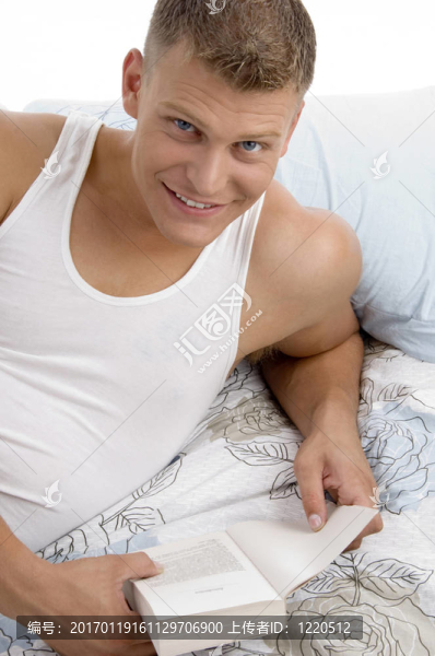 英俊的男性閱讀書