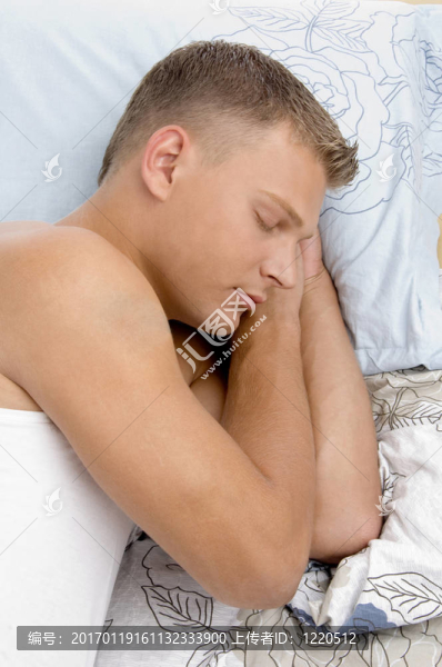 接近睡覺的年輕人的看法