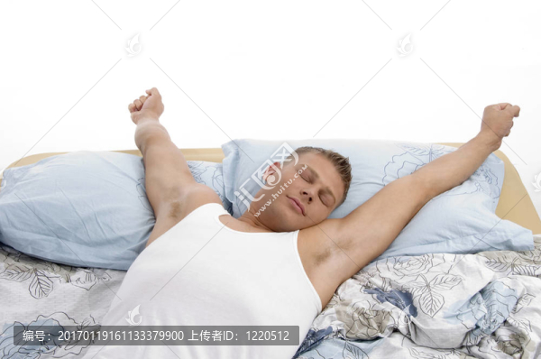 休息的人伸展雙臂