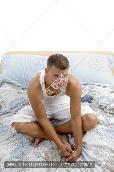 高角度坐帥男性