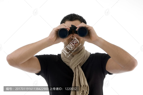 男人看著binacular