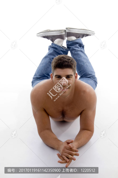 肌肉男模特躺著看鏡頭