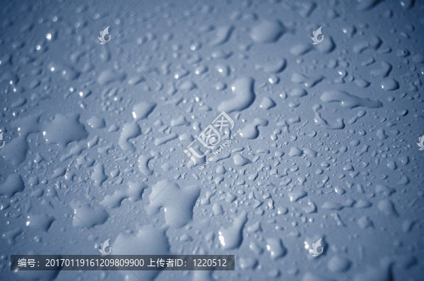 金屬表面上的水滴