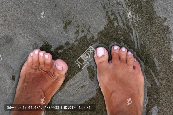 曬黑的女性的腿