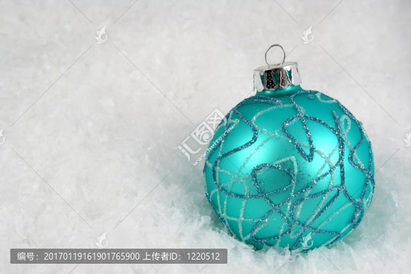 水在雪的圣誕玩具