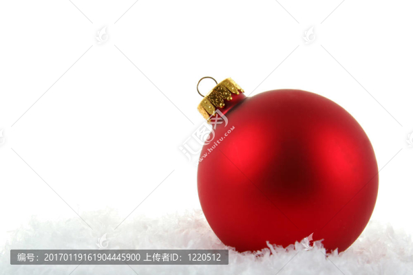 紅色的圣誕飾品在雪中