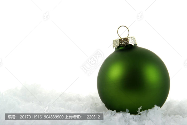 深綠色的圣誕飾品在雪中