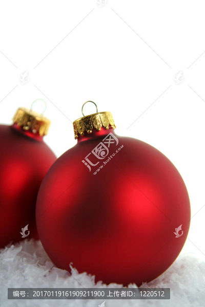雪中的紅色圣誕裝飾品