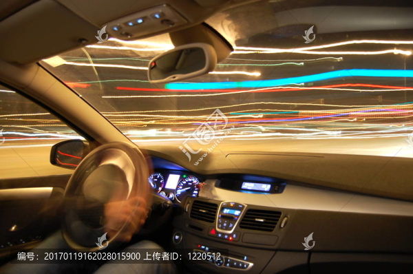 汽車在夜間運動