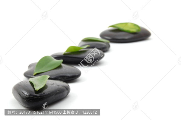 白色背景上的石頭