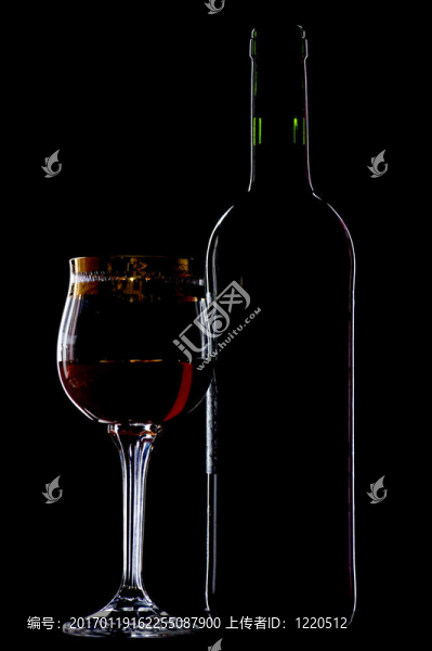 帶瓶的酒杯