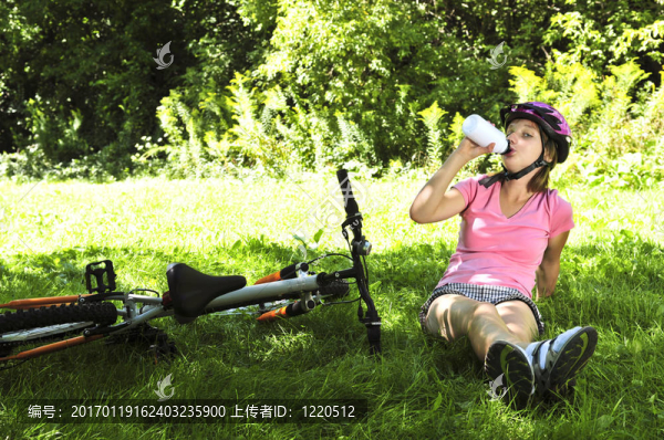 在公園里騎自行車的十幾歲女孩