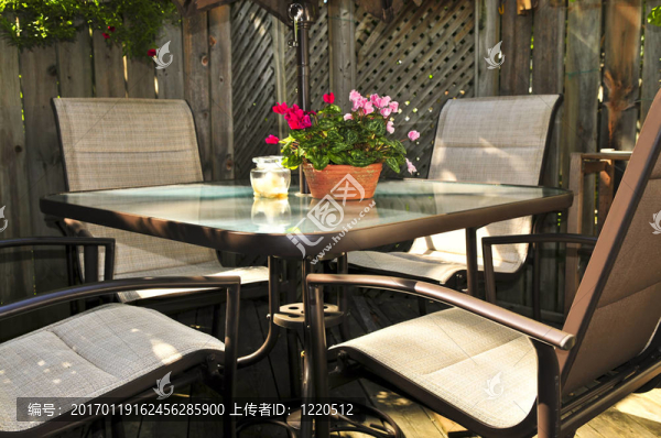 甲板上的庭院家具