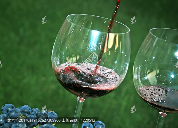 在玻璃上澆紅葡萄酒
