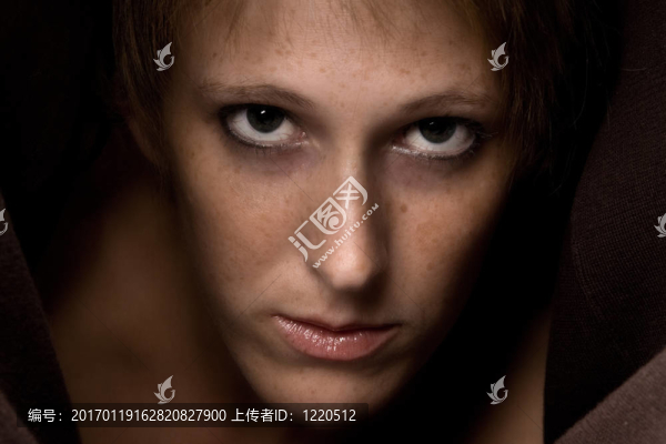 盯著漂亮的女孩在一個(gè)高領(lǐng)毛衣