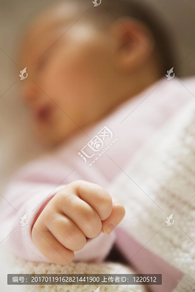 嬰兒睡在嬰兒床