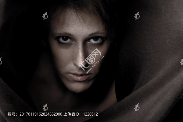 激烈和美麗在高領(lǐng)毛衣的女孩