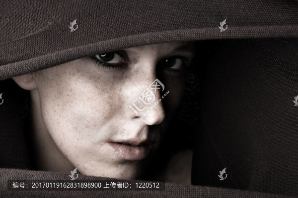 值得懷疑的看著美麗的女孩在一件高領(lǐng)毛衣