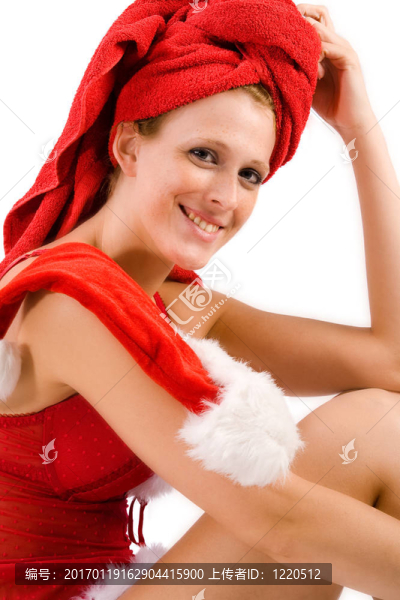 美麗的健康女孩用紅毛巾在她的頭上