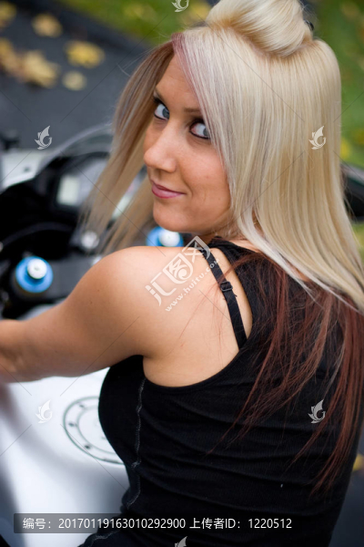 金發(fā)碧眼的騎自行車的女孩