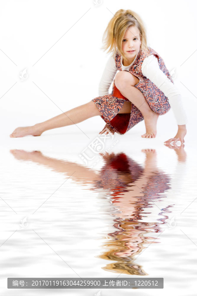 金發(fā)孩子伸展她的腿