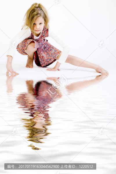 金發(fā)孩子做瑜伽姿勢