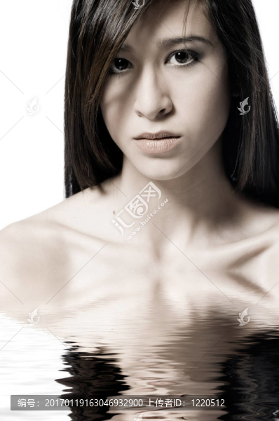 混合比賽年輕美貌看起來憤怒