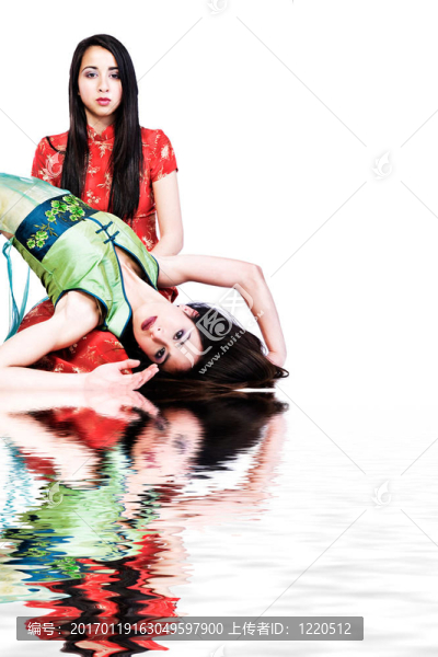 混合賽跑年輕美女姐妹