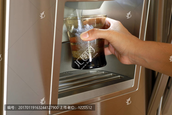 一杯新鮮水-匯圖網(wǎng) www.fosd68.com 一杯新鮮水