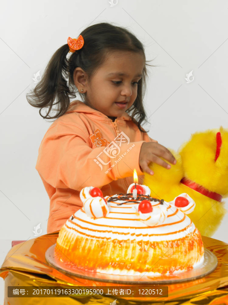 孩子帶著她的生日蛋糕