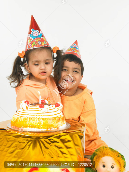 孩子們?cè)谝粋€(gè)生日聚會(huì)
