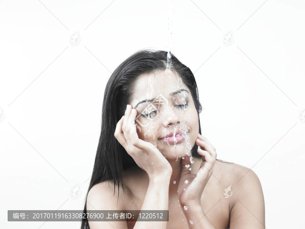 女人用水洗她的臉
