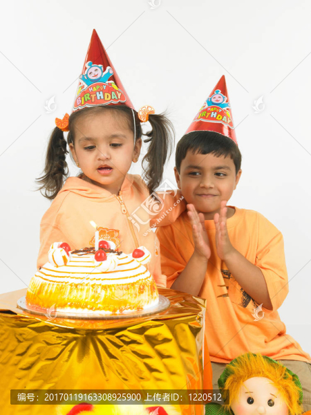 孩子們?cè)谝粋€(gè)生日聚會(huì)