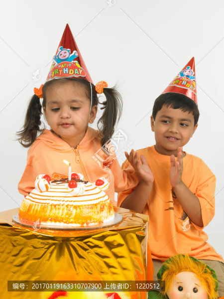 孩子們?cè)谝粋€(gè)生日聚會(huì)