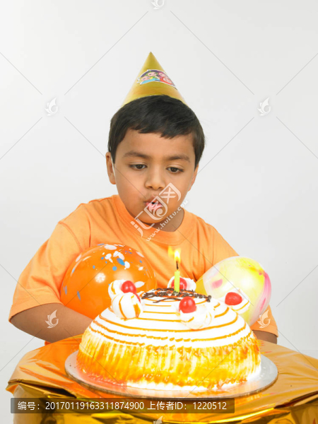 孩子吹著蛋糕上的蠟燭