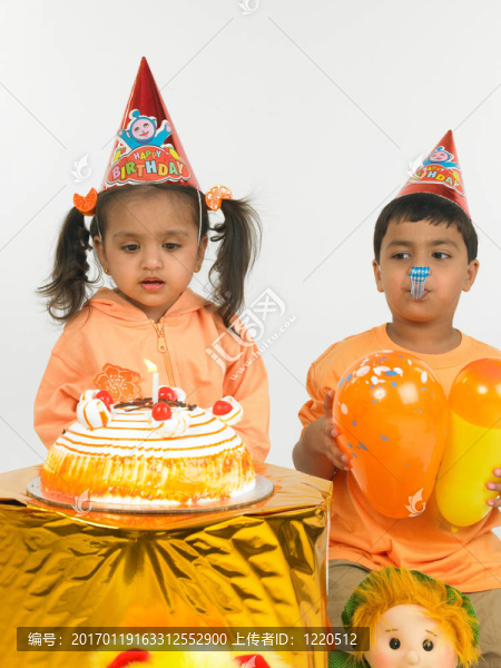 孩子們在一個生日聚會
