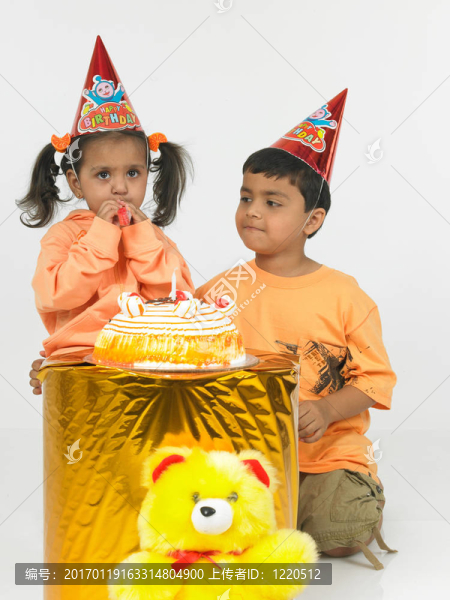 孩子們?cè)谝粋€(gè)生日聚會(huì)